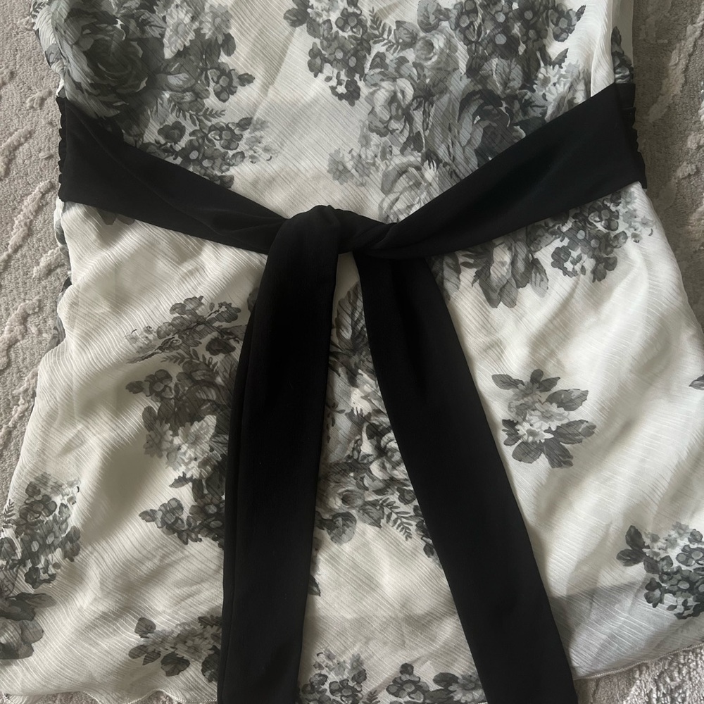 Moa Moa Black and White Floral V-Neck Blouse - Picture 2 of 3
